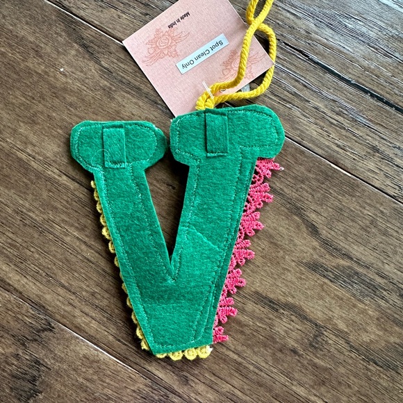 ⛄️ 50% off⛄️ Only 2 left!!! Felt Letter V Ornament /Present Topper - Picture 2 of 4